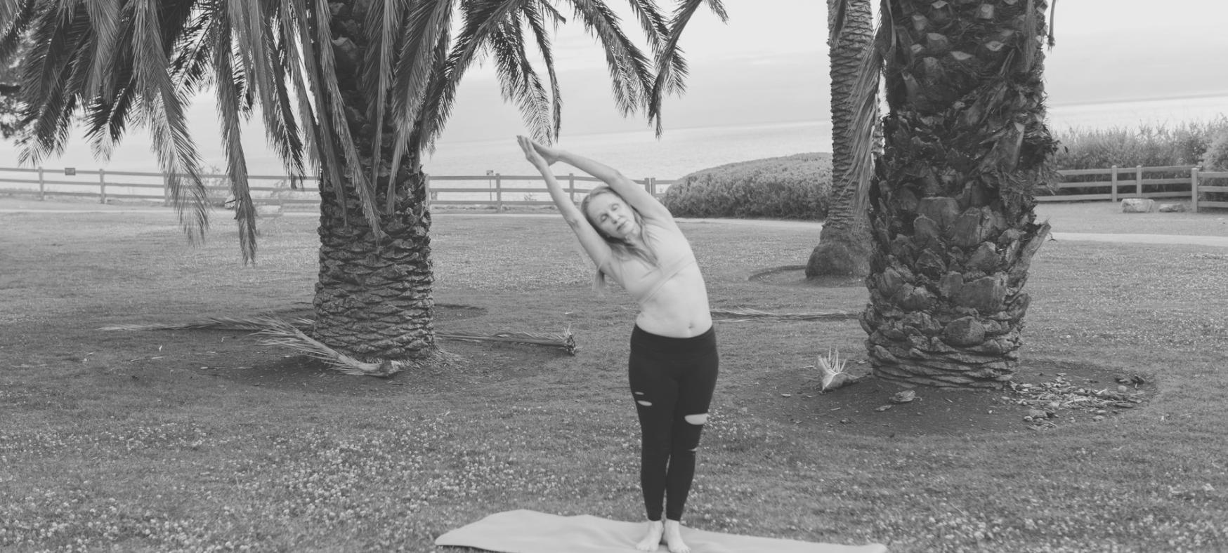 Групова практика йоги в світлій студії з природним освітленням